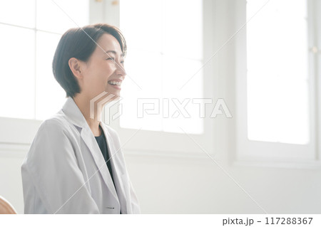 白衣の女性　カウンセリング　対面 117288367