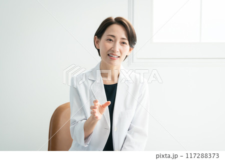 白衣の女性　カウンセリング　対面 117288373