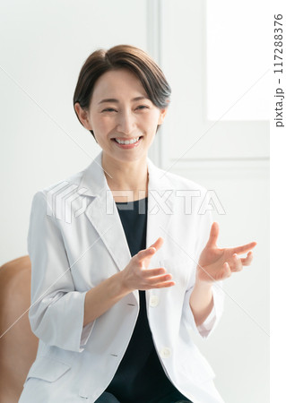白衣の女性　カウンセリング　対面 117288376