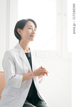 白衣の女性　カウンセリング　対面 117288380