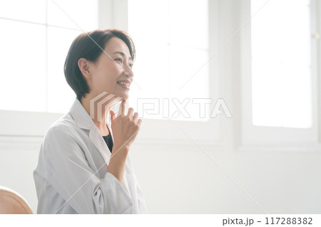 白衣の女性 カウンセリング 対面 白衣の女性 カウンセリング 対面 117288382