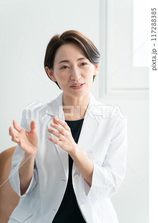 白衣の女性　カウンセリング　対面 117288385