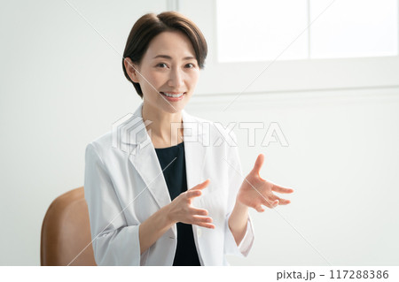白衣の女性 カウンセリング 対面 白衣の女性 カウンセリング 対面 117288386