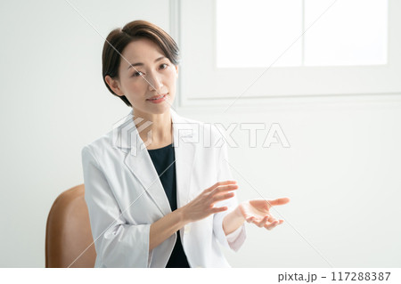 白衣の女性 カウンセリング 対面 白衣の女性 カウンセリング 対面 117288387