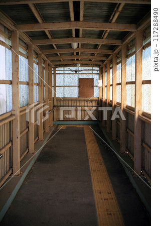 駅の古い跨線橋 117288490