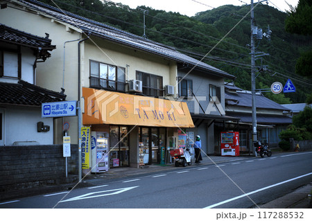 JR比婆山駅前の商店 117288532