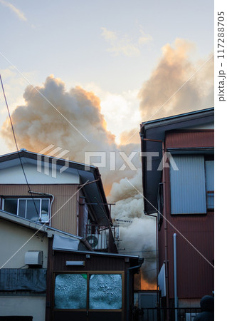 住宅から発生した火災と立ち上る煙 117288705