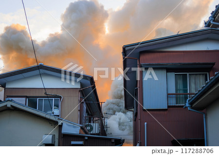 住宅から発生した火災と立ち上る煙 117288706