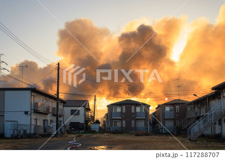 朝日でオレンジ色に染まった住宅火災の煙 朝日でオレンジ色に染まった住宅火災の煙 117288707