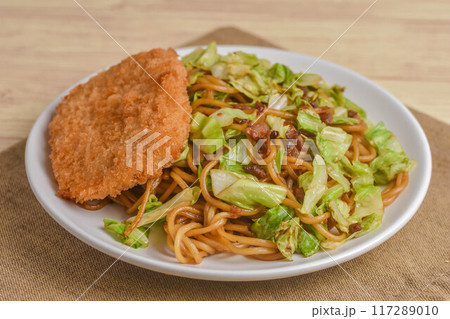焼きそばとコロッケ 117289010
