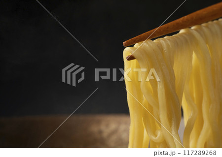 ラーメン 箸で麺を持ち上げる ラーメン 箸で麺を持ち上げる 117289268