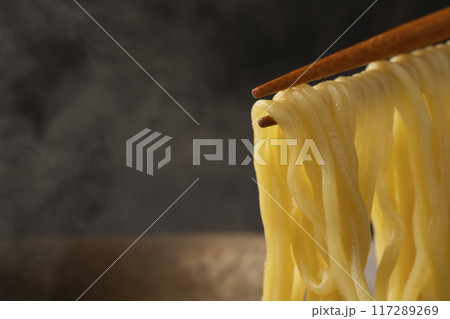 ラーメン 箸で麺を持ち上げる ラーメン 箸で麺を持ち上げる 117289269