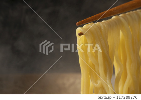 ラーメン　箸で麺を持ち上げる 117289270
