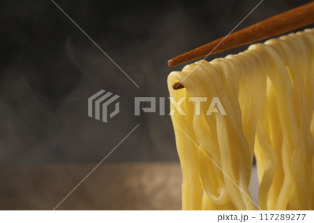 ラーメン 箸で麺を持ち上げる ラーメン 箸で麺を持ち上げる 117289277