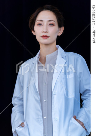 白衣のミドル女性 117289345