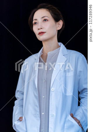 白衣のミドル女性 117289346