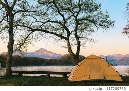 檜原湖のキャンプ場から見る朝焼けの磐梯山 檜原湖のキャンプ場から見る朝焼けの磐梯山 117289766