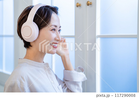 ヘッドフォンで音楽を聴くミドルの女性 ヘッドフォンで音楽を聴くミドルの女性 117290008