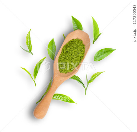 matcha green tea powder in wood spoon with leaves on white backgrpund 117290548