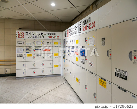 東京都市風景　都心の地下連絡通路に設置されたコインロッカー 117290622