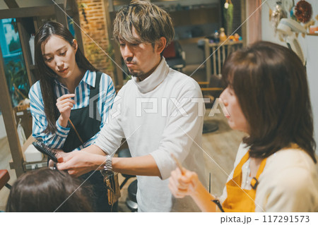 beauty parlor 117291573