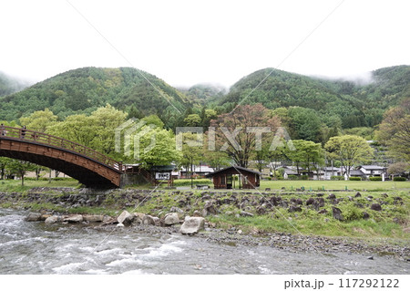 小雨降る奈良井宿の大橋と奈良井川 小雨降る奈良井宿の大橋と奈良井川 117292122