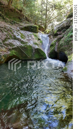 エメラルドグリーンの絶景 龍鎮の滝 エメラルドグリーンの絶景 龍鎮の滝 117292201