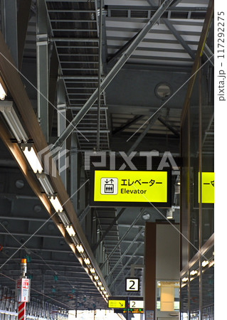 駅のエレベーター案内板 新高岡駅 駅のエレベーター案内板 新高岡駅 117292275