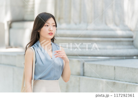 街を歩くビジネスウーマン 117292361