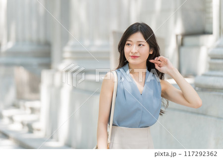 街を歩くビジネスウーマン 117292362