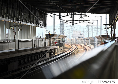 新幹線のプラットホーム 北陸新幹線 新高岡駅 新幹線のプラットホーム 北陸新幹線 新高岡駅 117292475