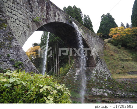 通潤橋の放水風景 117292692
