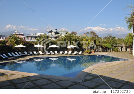 ネパール、ポカラ、シャングリラビレッジからの眺め、ヒマラヤ山脈、アンナプルナ山群、マチャプチャレ 117292729