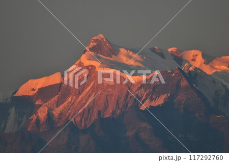 ネパール、ポカラ、ヒマラヤ山脈、夕日を浴びるアンナプルナ4峰 117292760