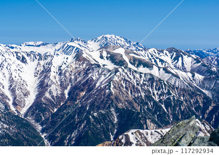 初夏の北アルプス槍ヶ岳の残雪期登山　槍ヶ岳山頂からの景色　立山と野口五郎岳 117292934