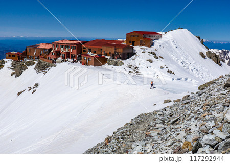 初夏の北アルプス槍ヶ岳の残雪期登山 槍ヶ岳山荘と雪渓 初夏の北アルプス槍ヶ岳の残雪期登山 槍ヶ岳山荘と雪渓 117292944