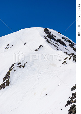 初夏の北アルプス槍ヶ岳の残雪期登山 大喰岳の稜線 初夏の北アルプス槍ヶ岳の残雪期登山 大喰岳の稜線 117292953