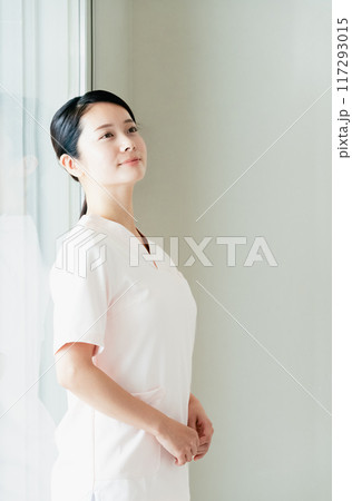 看護師の若い女性 117293015