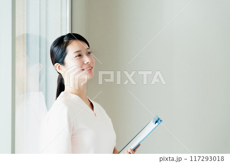 看護師の若い女性 117293018