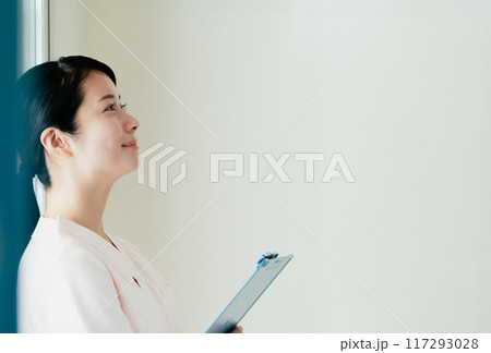 看護師の若い女性 117293028