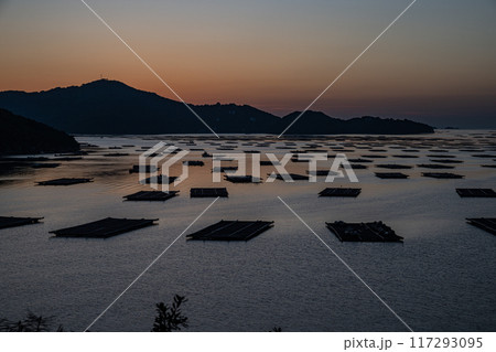 日本の岡山県瀬戸内市の迫門の曙の美しい日の出 117293095