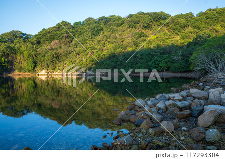 日本の岡山県瀬戸内市の迫門の曙の美しい朝の風景 117293304