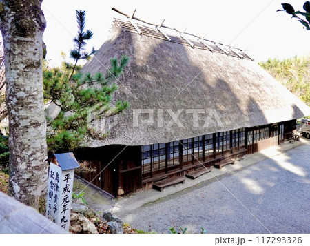 高千穂峡の神楽宿の木造家屋の藁葺き屋根が印象的な風景 宮崎県西臼杵郡高千穂町 高千穂峡の神楽宿の木造家屋の藁葺き屋根が印象的な風景 宮崎県西臼杵郡高千穂町 117293326