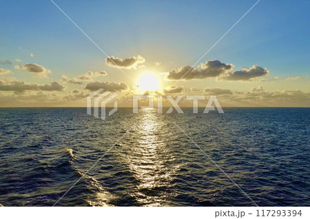 宮崎カーフェリーたかちほの甲板から新年の初日の出を太平洋上で見た風景 宮崎カーフェリーたかちほの甲板から新年の初日の出を太平洋上で見た風景 117293394