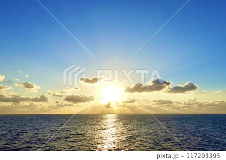 宮崎カーフェリーたかちほの甲板から新年の初日の出を太平洋上で見た風景 宮崎カーフェリーたかちほの甲板から新年の初日の出を太平洋上で見た風景 117293395