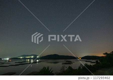 日本の岡山県瀬戸内市の迫門の曙のとても美しい星空 117293402