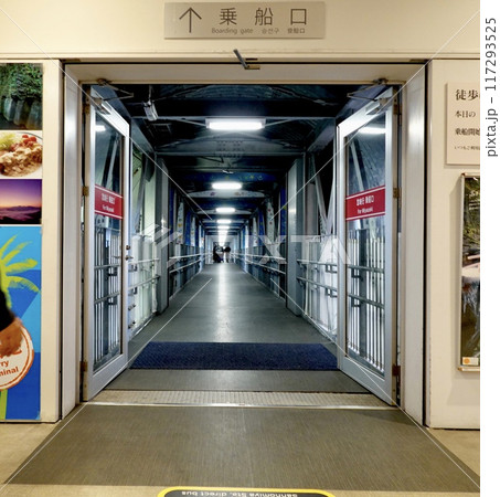 神戸三宮フェリーターミナル 新港第3突堤フェリー乗り場 乗船口から見た港の風景 兵庫県神戸市中央区 神戸三宮フェリーターミナル 新港第3突堤フェリー乗り場 乗船口から見た港の風景 兵庫県神戸市中央区 117293525