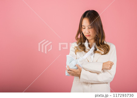 Arm broken. Unhappy business woman confident smiling broken arm after accident and wear arm splint for treatment, Asian female sling support hand studio isolated on white background, copy space Arm broken. Unhappy business woman confident smiling broken arm after accident and wear arm splint for treatment, Asian female sling support hand studio isolated on white background, copy space 117293730