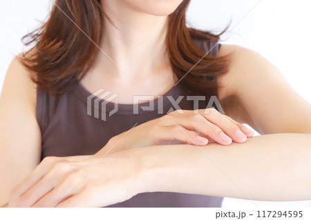 女性の体　ボディケア 117294595