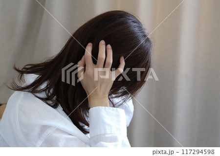 悩む女性 117294598